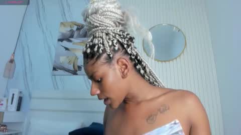 Snapshot of saralewwis chatting on 02-21-26, 10:38 Sara Lewis online show from 02-21-26, 10:38