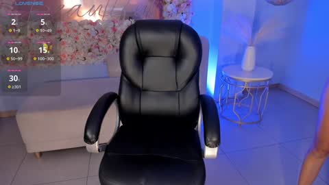 Snapshot of sarawinstone_ chatting on 01-11-25, 10:51 Sara Winstone online show from 01-11-25, 10:51