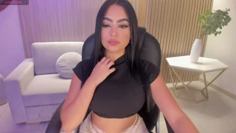 Snapshot of sarawinstone_ chatting on 01-16-25, 07:41 Sara Winstone online show from 01-16-25, 07:41