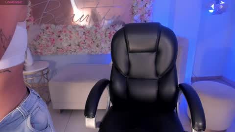 Snapshot of sarawinstone_ chatting on 03-02-25, 11:29 Sara Winstone online show from 03-02-25, 11:29