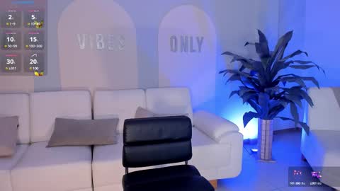 Snapshot of sarawinstone_ chatting on 03-12-25, 11:33 Sara Winstone online show from 03-12-25, 11:33