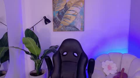 Snapshot of sarawinstone_ chatting on 11-29-25, 10:51 Sara Winstone online show from 11-29-25, 10:51