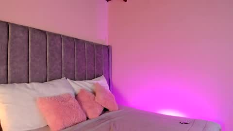 Sara Garcia online show from 04-06-26, 01:03