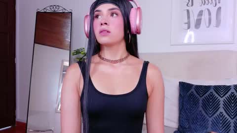 Snapshot of saritabratz chatting on 10-11-25, 08:18 Sara online show from 10-11-25, 08:18