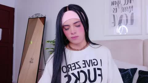 Snapshot of saritabratz chatting on 10-17-25, 09:06 Sara online show from 10-17-25, 09:06