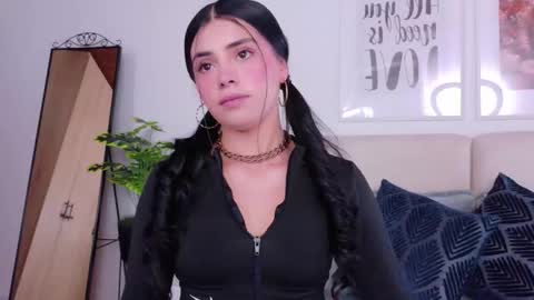 Snapshot of saritabratz chatting on 11-25-25, 08:53 Sara online show from 11-25-25, 08:53