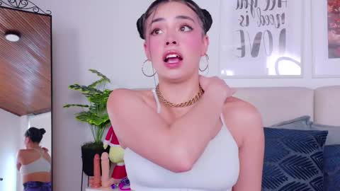 Snapshot of saritabratz chatting on 12-14-25, 09:30 Sara online show from 12-14-25, 09:30