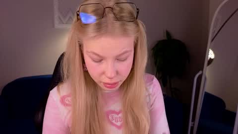 Snapshot of sarra_cooper chatting on 12-19-24, 01:07 GTM2 Mon TueWednThurFri 0300am-0900am online show from 12-19-24, 01:07