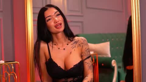 Snapshot of sashaferrera chatting on 02-20-25, 01:25 Dennise online show from 02-20-25, 01:25