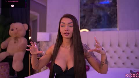 Snapshot of sashaferrera chatting on 09-27-25, 06:24 Dennise online show from 09-27-25, 06:24