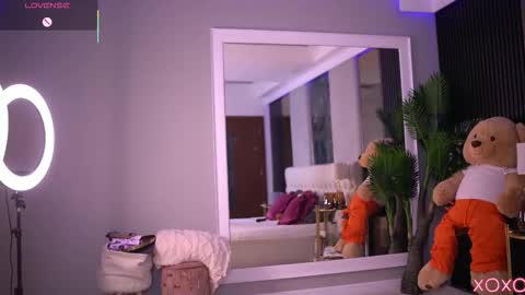 Snapshot of sashaferrera chatting on 11-19-25, 07:36 Dennise online show from 11-19-25, 07:36