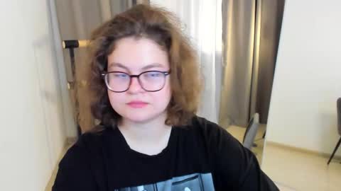 Snapshot of sashy_way chatting on 09-18-25, 09:28 .Alexandra online show from 09-18-25, 09:28