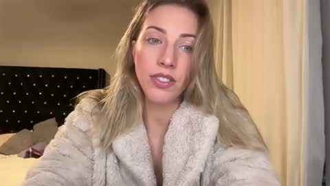 Snapshot of sassysophie333 chatting on 02-05-25, 06:02 MazyMay333 online show from 02-05-25, 06:02