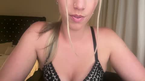 Snapshot of sassysophie333 chatting on 09-22-25, 04:14 MazyMay333 online show from 09-22-25, 04:14