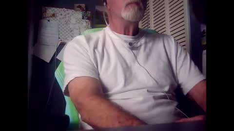 Snapshot of satyr64 chatting on 04-18-26, 02:32 satyr64 online show from 04-18-26, 02:32