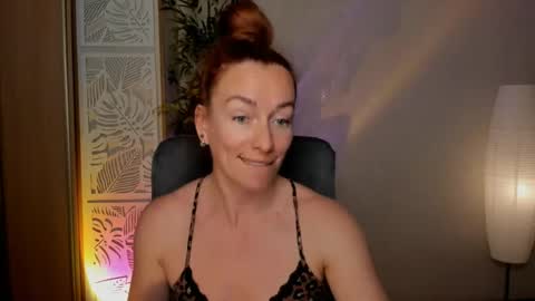 Snapshot of save_the_qween chatting on 05-21-26, 12:23 save the qween online show from 05-21-26, 12:23