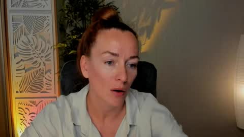 Snapshot of save_the_qween chatting on 06-05-26, 10:43 save the qween online show from 06-05-26, 10:43