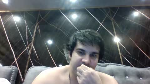 Snapshot of sawasdee04 chatting on 04-25-26, 11:24 petperson04 online show from 04-25-26, 11:24