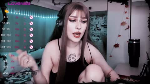 pronoun she. name Mary. age 21. online show from 02-05-25, 01:11