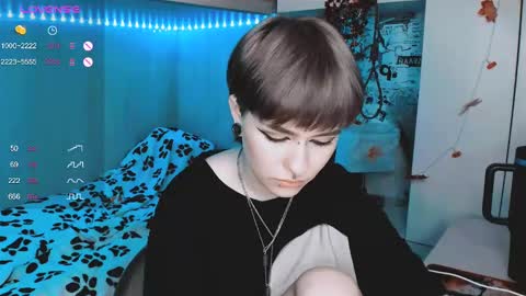 pronoun she. name Mary. age 21. online show from 03-03-25, 06:12