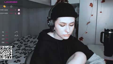 pronoun she. name Mary. age 21. online show from 03-08-25, 04:17