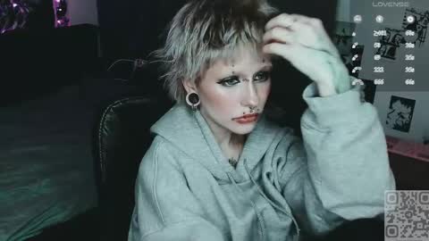 pronoun she. name Mary. age 21. online show from 05-13-26, 07:00