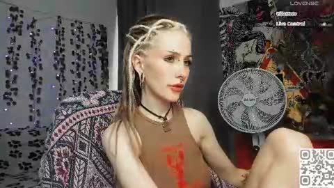 pronoun she. name Mary. age 21. online show from 08-07-26, 01:02