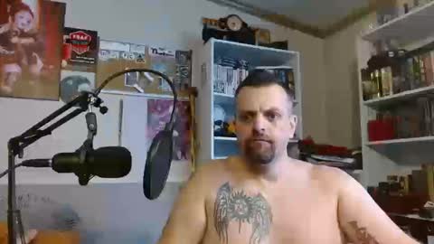 Snapshot of scarecrow2wm chatting on 10-19-25, 05:46 Kent Clark online show from 10-19-25, 05:46