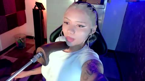 Snapshot of scarlet_gold chatting on 11-19-25, 04:12 scarlet_gold online show from 11-19-25, 04:12