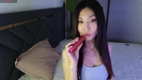 scarlet_ice online show from 05-19-26, 04:52