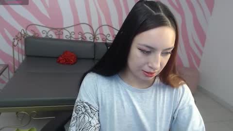 Snapshot of scarlet_queen4 chatting on 02-14-26, 01:08 Kimberly online show from 02-14-26, 01:08