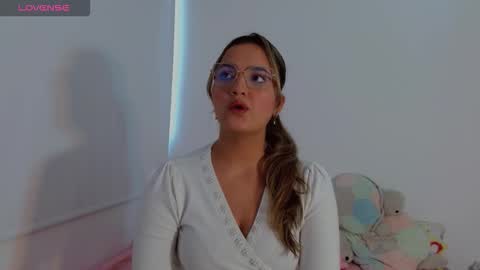 Snapshot of scarlet_rose__ chatting on 10-23-25, 08:07 Scarlet online show from 10-23-25, 08:07