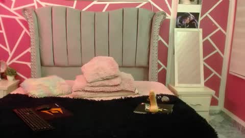 Snapshot of scarlet_sexy_1 chatting on 03-01-25, 04:00 scarlet y melody online show from 03-01-25, 04:00