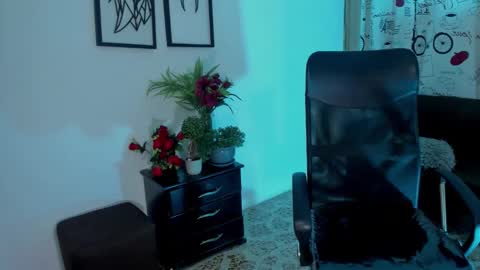 Snapshot of scarlet_villamizar chatting on 09-11-25, 04:01 SCARLET online show from 09-11-25, 04:01