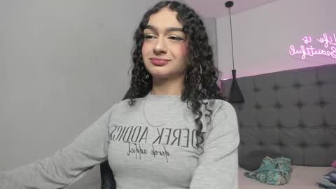Snapshot of scarletcherry18 chatting on 05-11-26, 03:56 scarlet online show from 05-11-26, 03:56