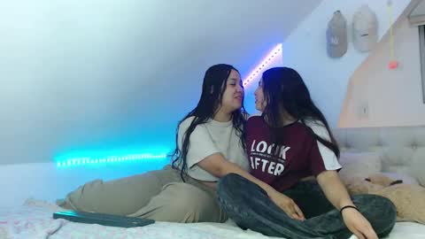 Scarlett and Jazmin online show from 09-25-25, 10:08