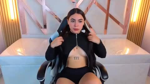 Snapshot of scarlett_smith_tp chatting on 09-23-25, 01:47 Scarlett online show from 09-23-25, 01:47