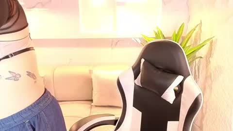 Snapshot of scarlett_smith_tp chatting on 12-16-25, 01:27 Scarlett online show from 12-16-25, 01:27