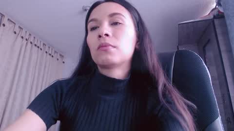 Snapshot of scarlett_vonrose chatting on 10-21-25, 08:20 Scarlett Von Rose online show from 10-21-25, 08:20