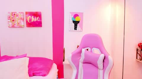 Snapshot of scarlette_15 chatting on 12-30-24, 04:40 Scarlette online show from 12-30-24, 04:40