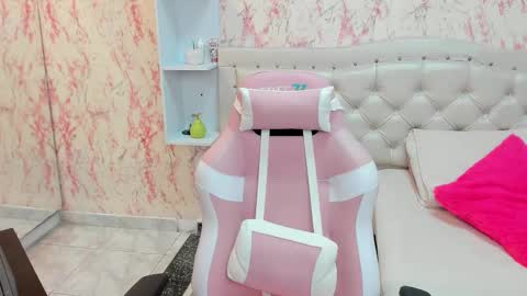 Snapshot of scarletxoxo_ chatting on 12-22-25, 01:46 Scarlet online show from 12-22-25, 01:46