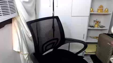 Snapshot of scarletxxxx chatting on 01-03-25, 01:58 Queen Scarlet online show from 01-03-25, 01:58