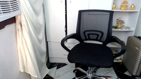 Snapshot of scarletxxxx chatting on 01-12-25, 08:25 Queen Scarlet online show from 01-12-25, 08:25