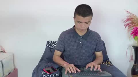 Snapshot of sebas_n_aly chatting on 04-19-26, 02:33 ely online show from 04-19-26, 02:33