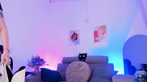     .  INDEPENDENT MODEL online show from 04-19-26, 03:50