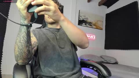 Snapshot of sebastianortizm chatting on 11-06-25, 01:39 Lucian Sinclair online show from 11-06-25, 01:39