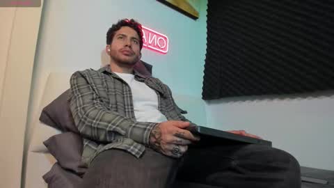 Snapshot of sebastianortizm chatting on 11-24-25, 03:17 Lucian Sinclair online show from 11-24-25, 03:17