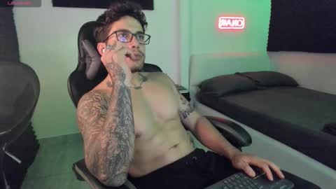 Snapshot of sebastianortizm chatting on 11-26-25, 02:56 Lucian Sinclair online show from 11-26-25, 02:56