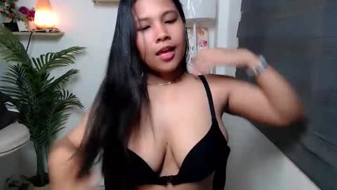 Snapshot of seductive_elle chatting on 12-05-25, 12:30 ellie online show from 12-05-25, 12:30