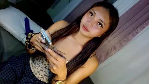 Snapshot of seductive_morena chatting on 12-18-25, 11:11 Im shy online show from 12-18-25, 11:11